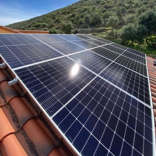 Instalación de Placas Solares en Córdoba (1) foto detalle de instalacion de placas solares realizada en córdoba. PLaca solar sobre tejado de tejas en casa particular.