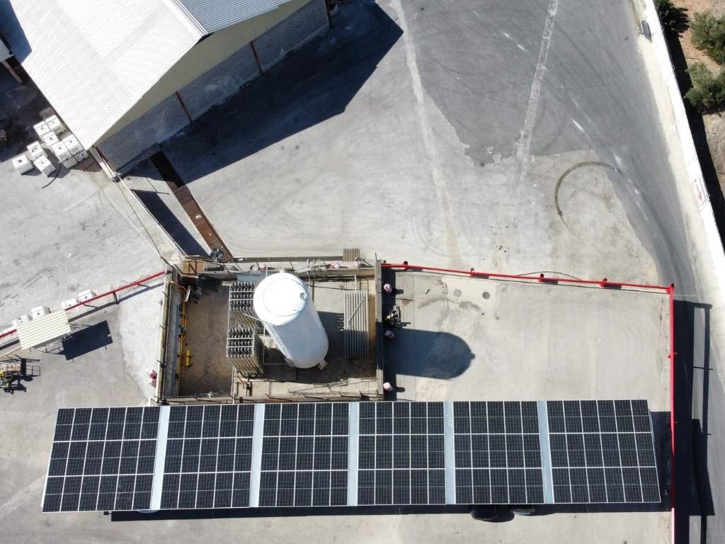 Instalacion de parking solar realizada por afc renovables vista cenital de parking solar en una empresa realizado por afc renovables