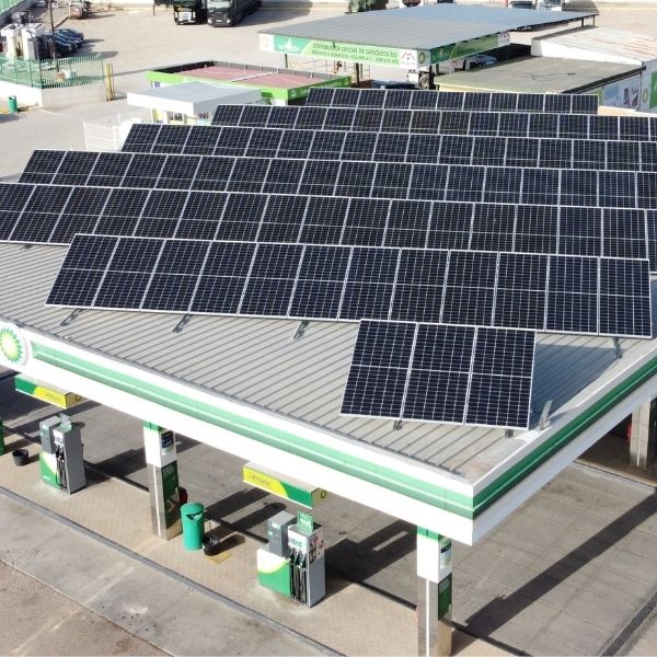 instalación de placas solares para empresas de afc renovables en estación de servicios