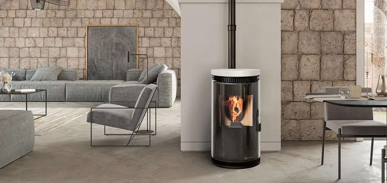 imagen de estufa de pellets instalada por el servicio tecnico oficial de ecoforest en un salon moderno