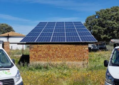 Instalación de bombeo solar sobre tejado de caseta agrícola en Andalucía, con dos furgonetas de AFC Renovables.