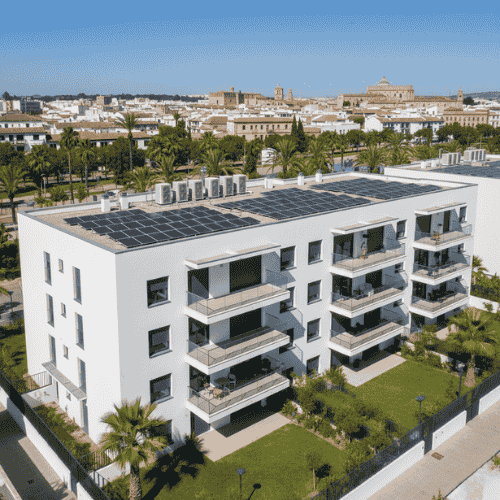 fotografia de instalacion de placas fotovoltaicas en comunidad de vecinos en cordoba