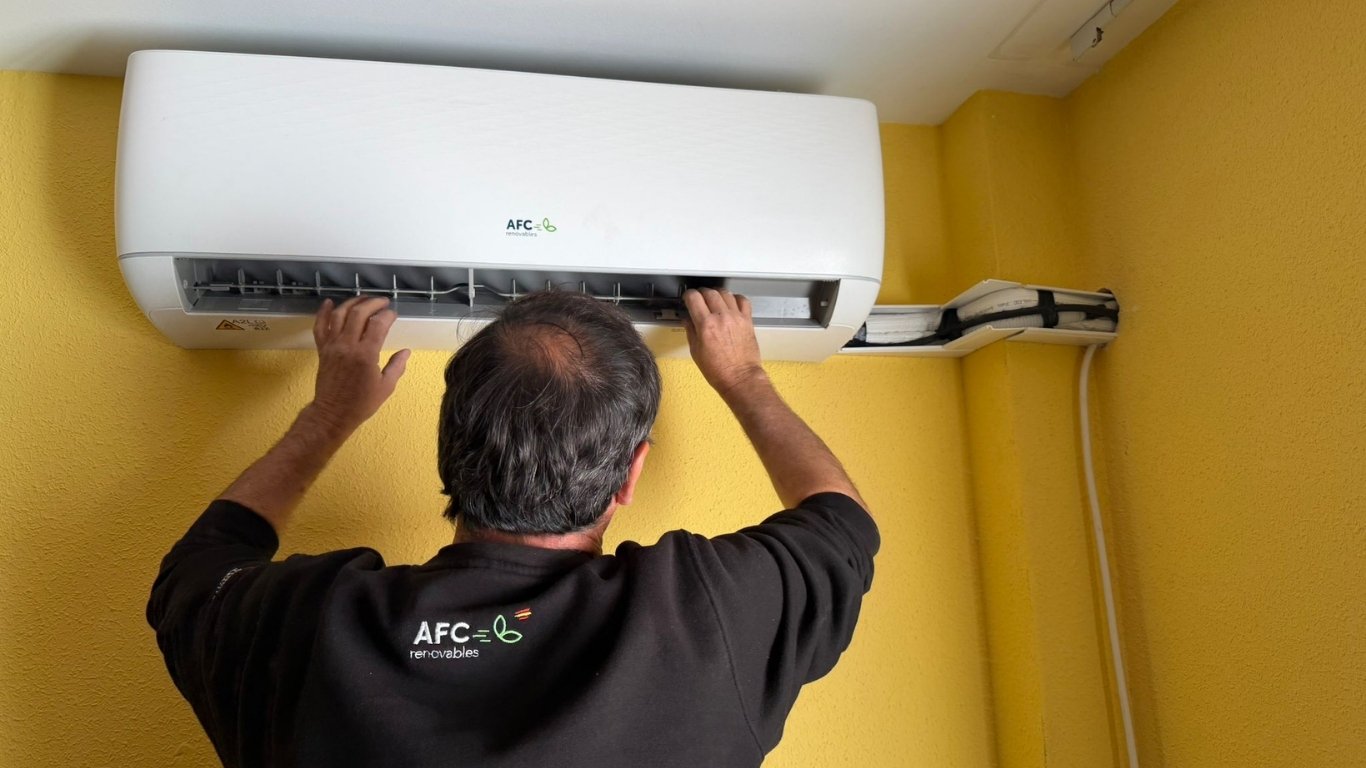 Instalador aire acondicionado AFC Renovables trabajando en Jaén