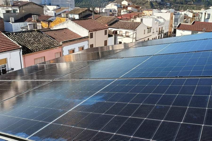 Placas solares en tejado vivienda pueblo blanco Granada