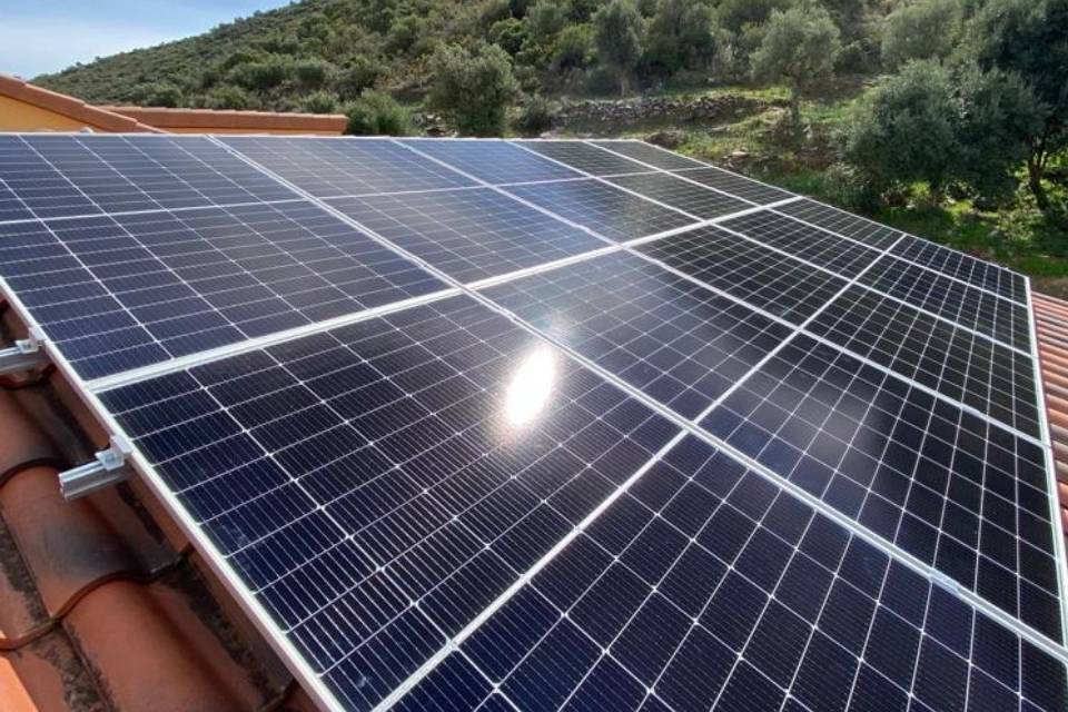 Instalación de placas solares en vivienda rural en Jaén