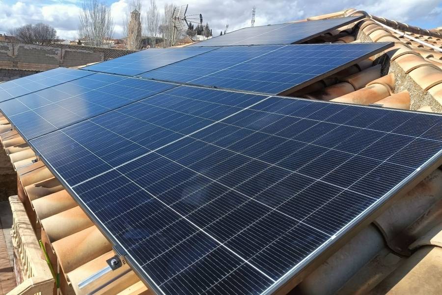 Instalación placas solares en vivienda rural Granada — tejado teja árabe