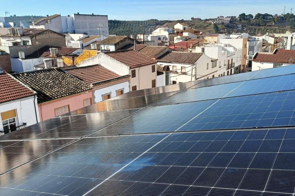 Placas solares en vivienda en Jaén — tejado con pueblo al fondo