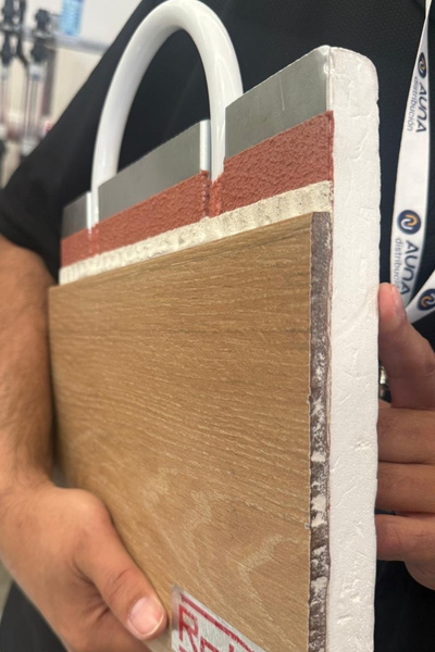 Muestra real de suelo radiante seco: capas de panel aislante, lámina, tubo y pavimento